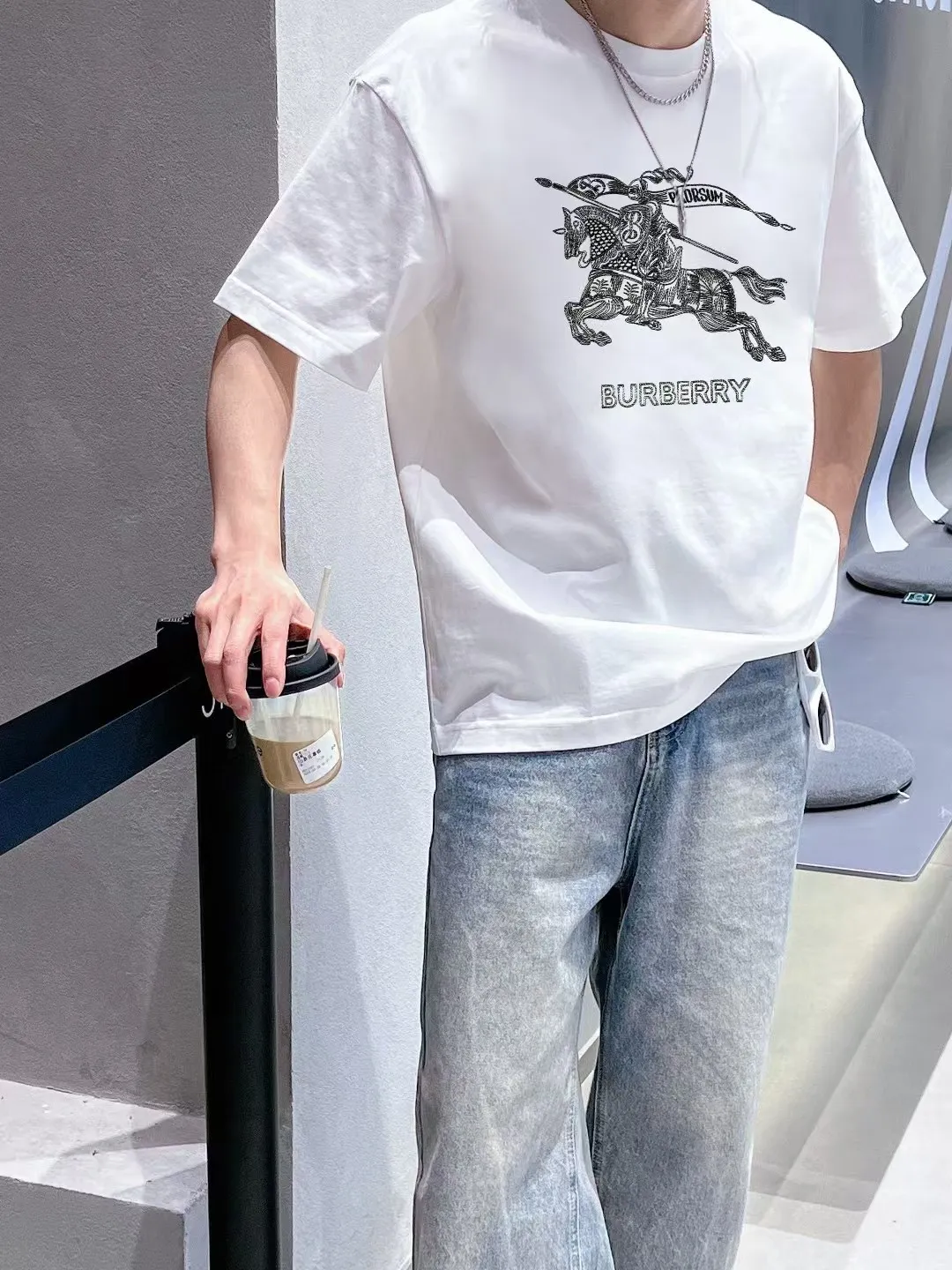 P85✨🔥 [Burberry] 2026FW short-sleeved T-shirt BBRClassic war horse embroidery Premium 26s double yarn 300g fabric heavy fabric custom stretcher rib same vat and dye complete three standards men and women Same Style Color: Black White Size: S M L XL XXL